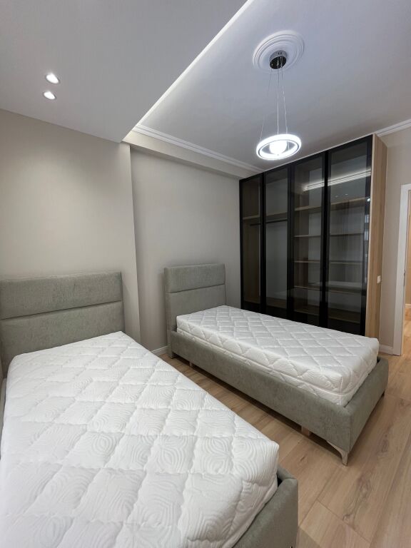 Shitet,Apartament 2+1+1 ,Unaza e Re , Prane bar Artistit