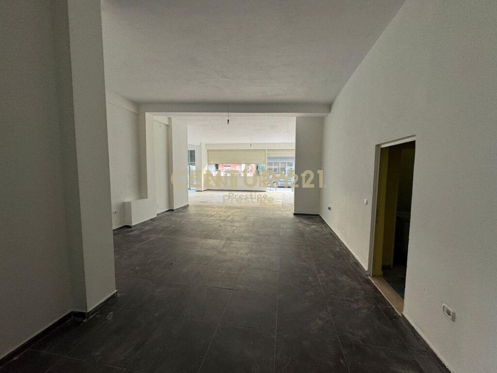 AMBIENT KOMERCIAL ME QIRA NE LUNGOMARE-VIJE E DYTE, VLORE!