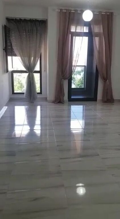 Ottimo appartamento 1+1 con vista sul giardino Ali Demi - 450Lek/mese