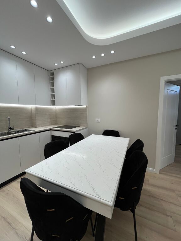 Shitet,Apartament 2+1+1 ,Unaza e Re , Prane bar Artistit