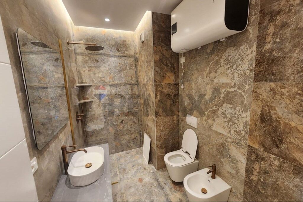 SHITET APARTAMENT 2+1 ME PARKIM, BULEVARDI I RI