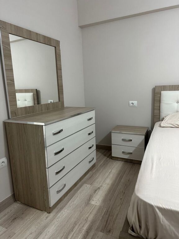 Shitet apartament 1+1