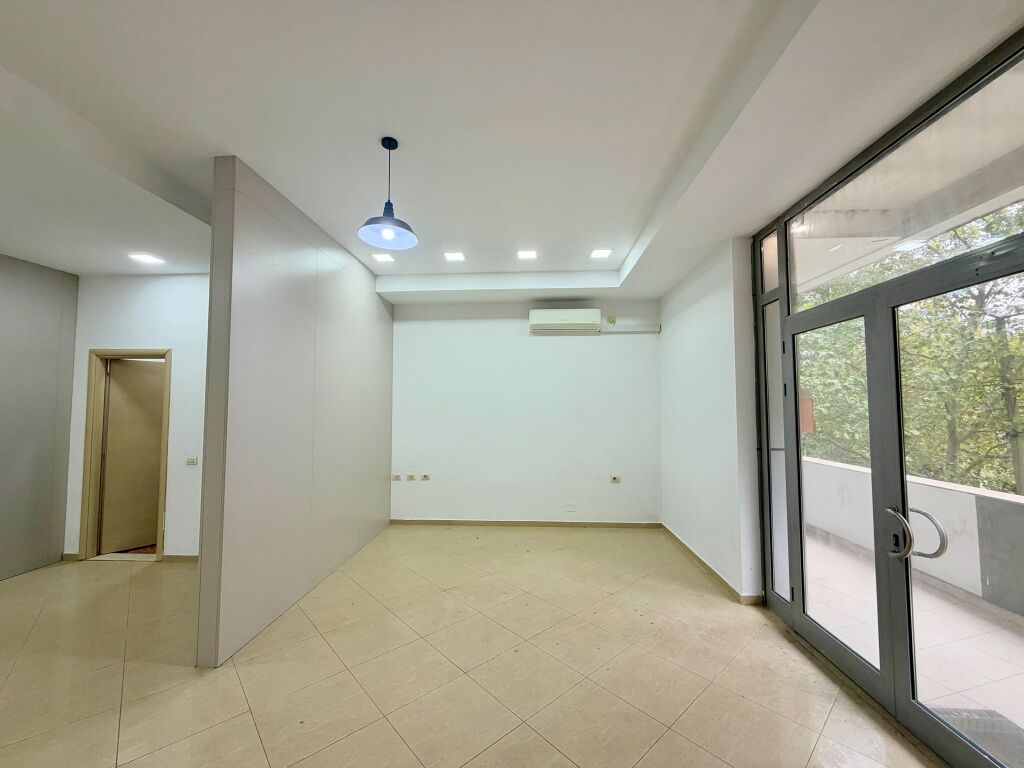 Ambient komercial me qira perball Deliorgjit