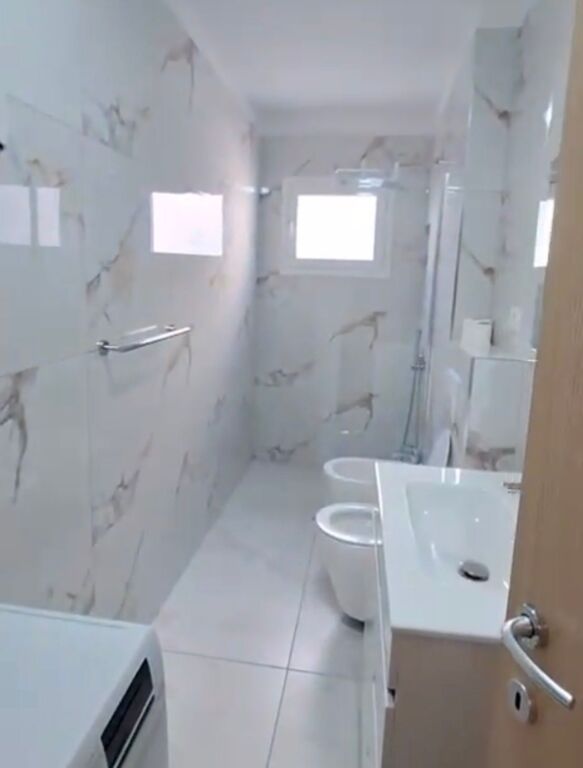 Apartament 2+1 me qira pas basades Amerikane
