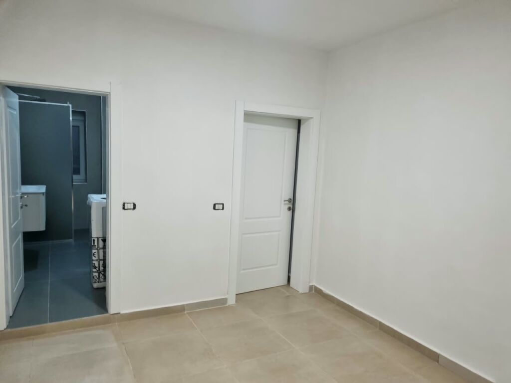 🏢Ali Demit, vicino alla scuola “Kushtrimi i Lirise”, appartamento 2+1 in affitto, parzialmente arredato, 50.000 lek