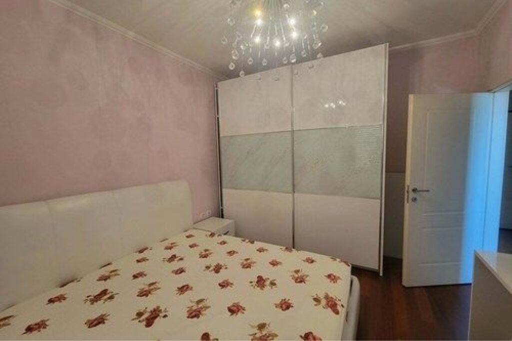 Apartament 2+1 per qira tek Pallatet e Verdha, Kthesa e Kamzes.