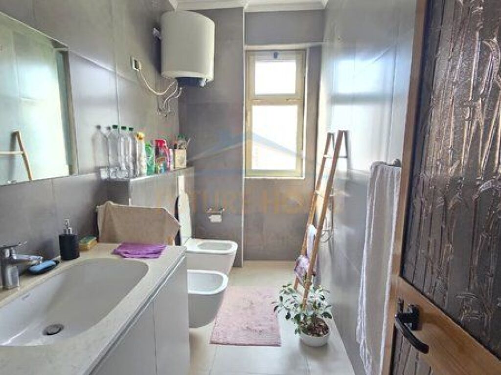 Shitet, Apartament 3+1+2, Bulevardi Zogu I, Tiranë.