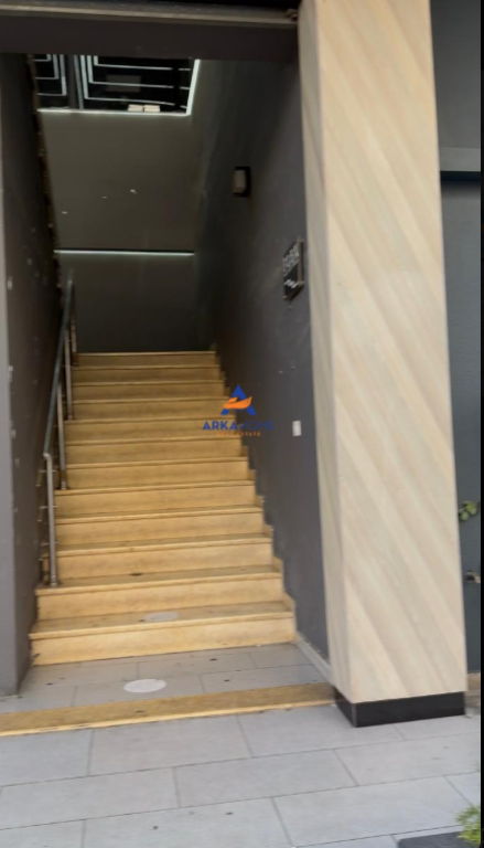 BUSINESS UNIT FOR RENT 220 M2 "UNAZA E RE" 250000 LEKE