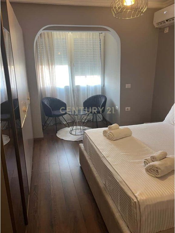 Jepet me qira apartament 1+1 te rruga e Durresit.