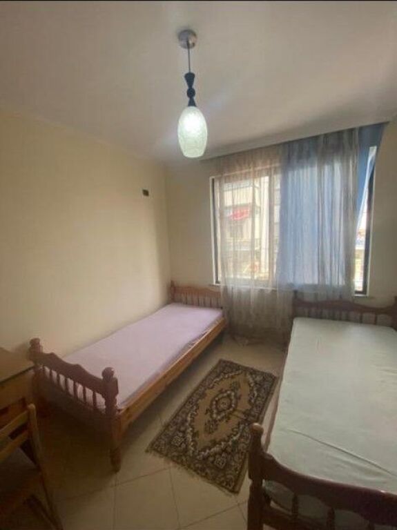 Dietro l'ex ristorante di Durazzo, si affitta un appartamento arredato 2+1. 50.000 Lekë