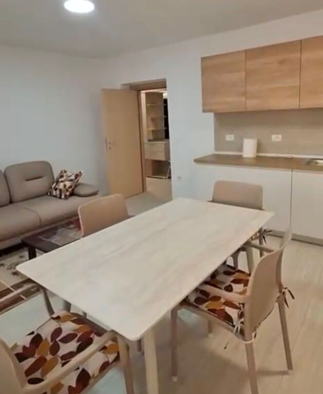 Apartament 2+1 me qira pas basades Amerikane
