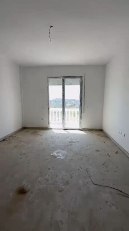 Shitet Apartament me kamze