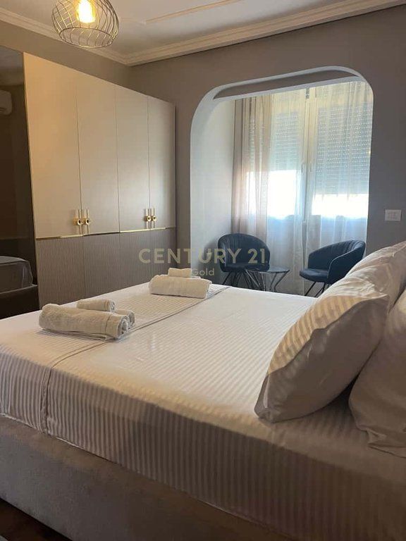 Jepet me qira apartament 1+1 te rruga e Durresit.