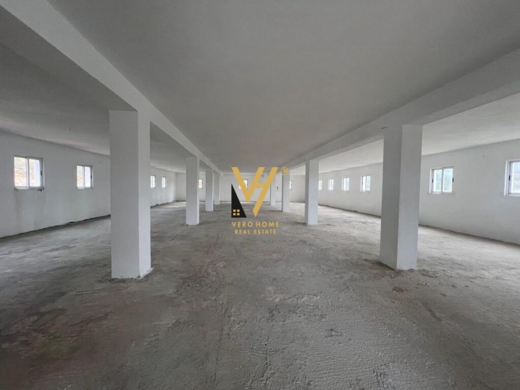VENDESI EDIFICIO DI TRE PIANI 1.200 M2 A SHKOZE 520.000 EURO