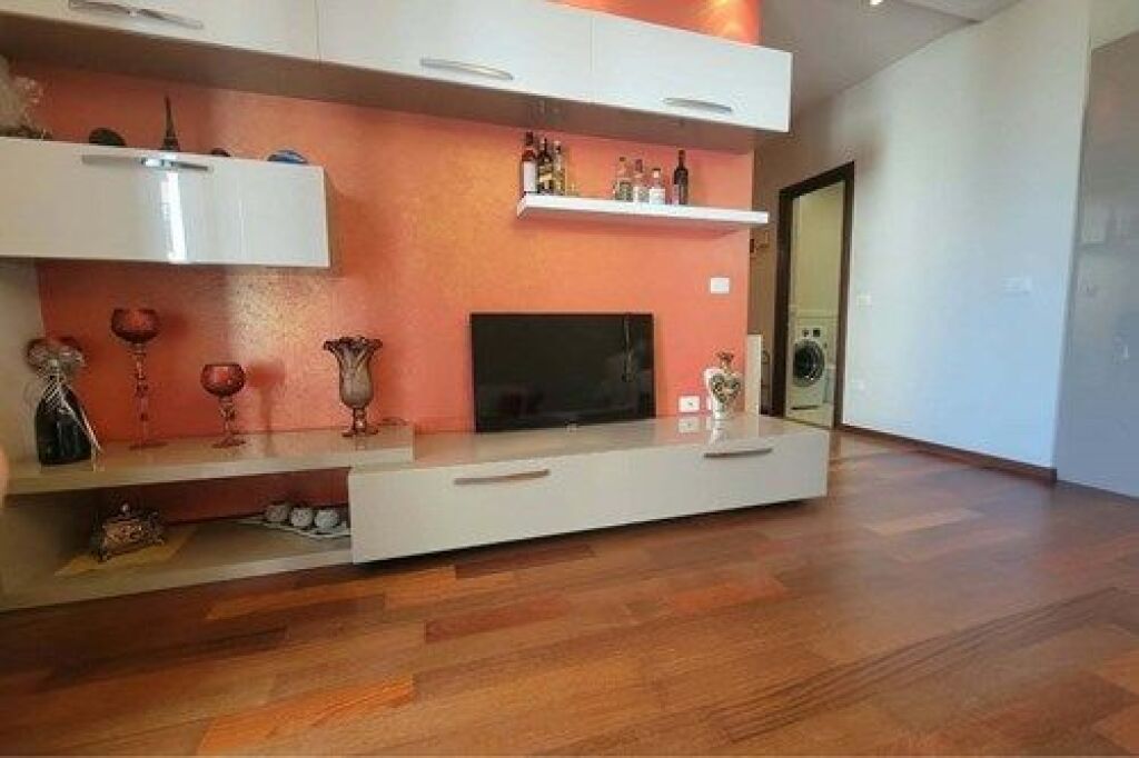 Apartament 2+1 per qira tek Pallatet e Verdha, Kthesa e Kamzes.