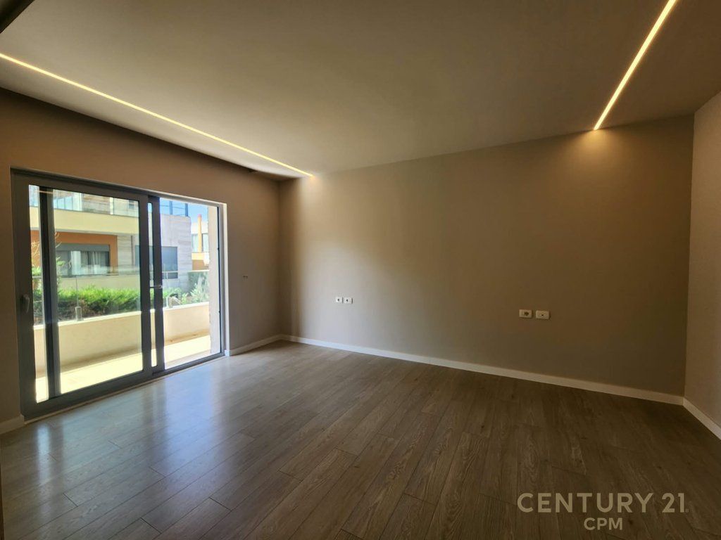 Duplex 3+3+1+PARCHEGGIO in Affitto vicino al Lago Secco, Tirana - 2000€ | 200 m²