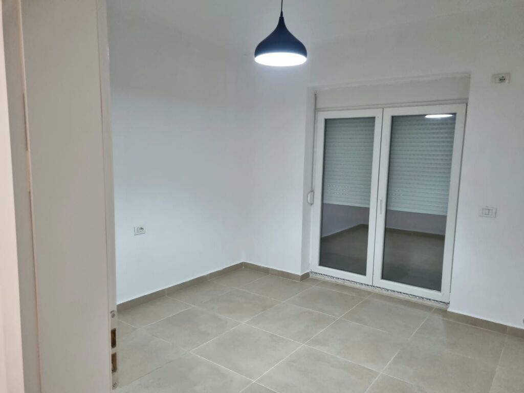 🏢Ali Demit, vicino alla scuola “Kushtrimi i Lirise”, appartamento 2+1 in affitto, parzialmente arredato, 50.000 lek