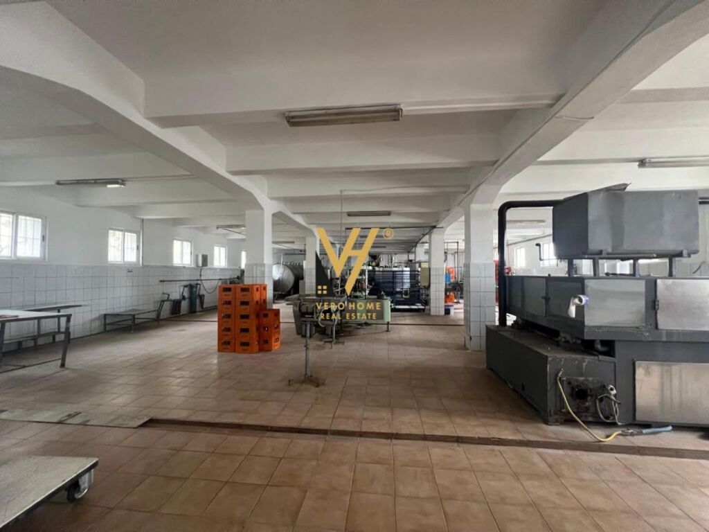 EDIFICIO DI TRE PIANI DI 1.200 M2 IN AFFITTO A LANABREGAS 2.700 EURO