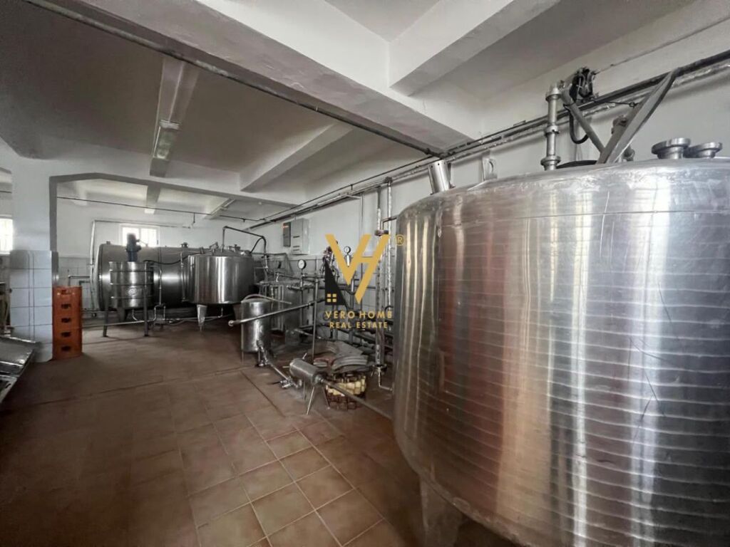 EDIFICIO DI TRE PIANI DI 1.200 M2 IN AFFITTO A LANABREGAS 2.700 EURO