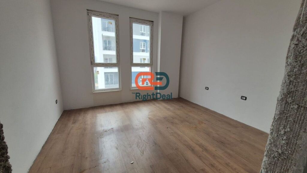 Tek Univers City, Shitet Apartament 2+1 Me Planimetri Te Rregullt Dhe Me Drite!!!