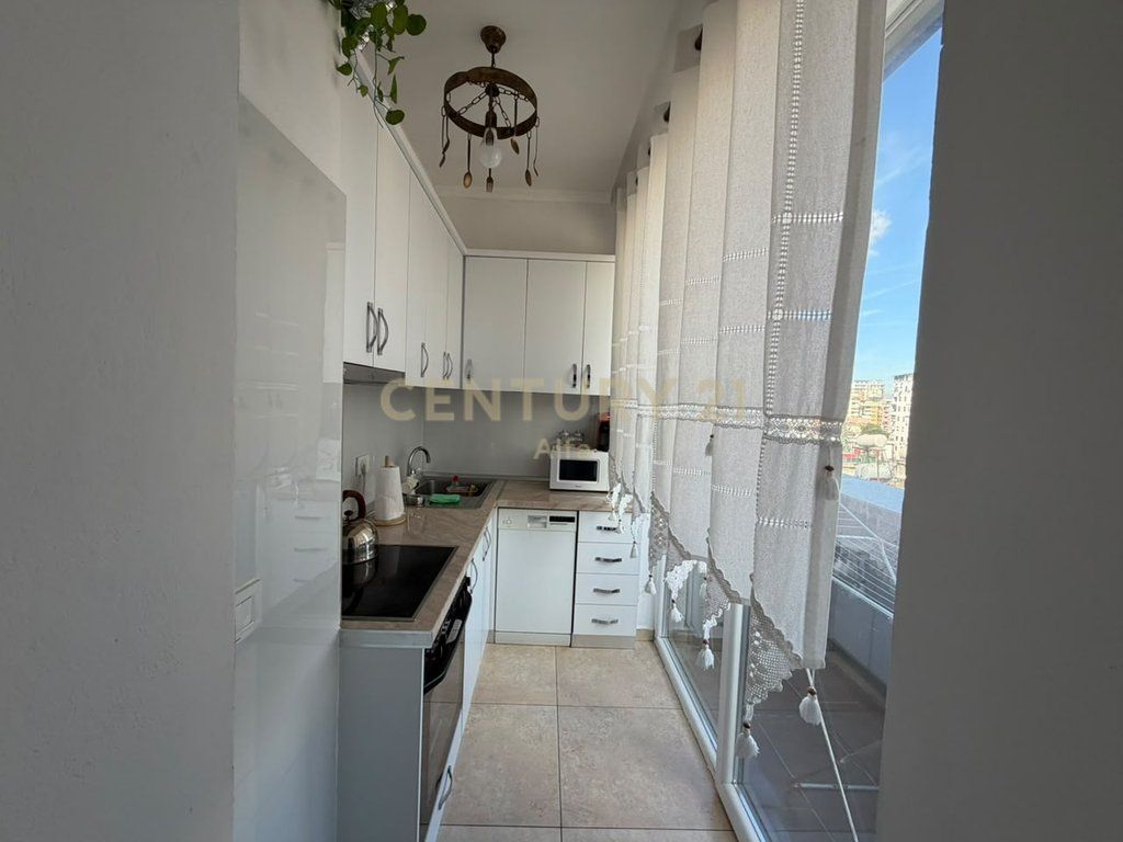 Apartament 1+1 per qira, modern dhe i mobiluar në qendër të Tiranës