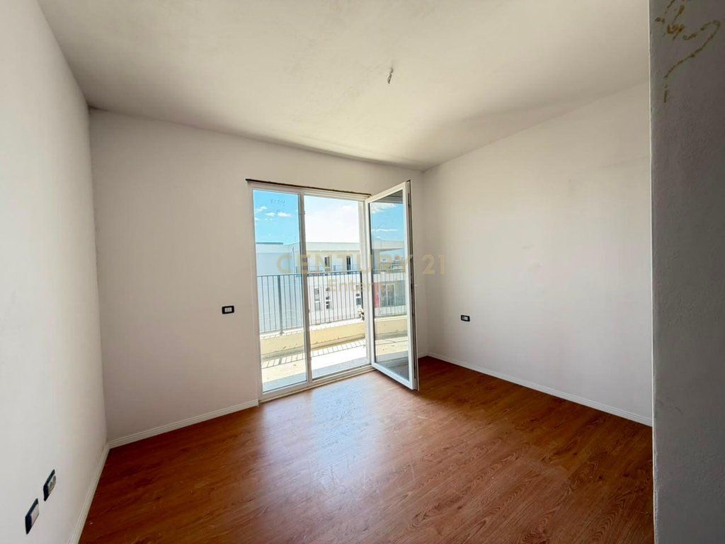 Vendesi appartamento 2+1 a Univers City.