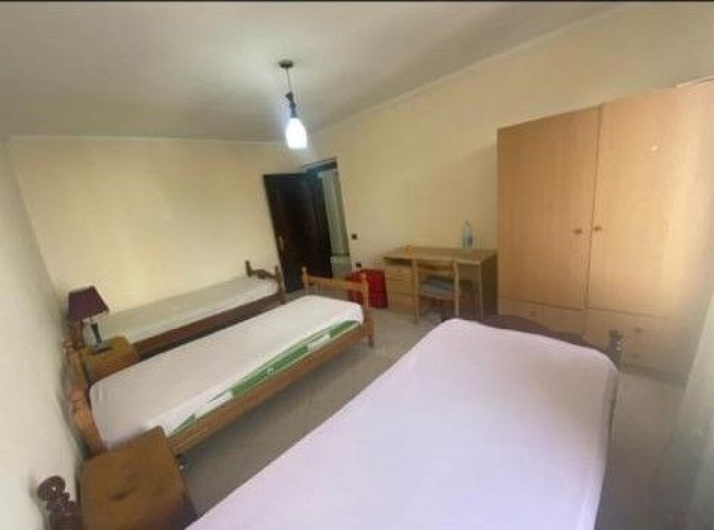 Dietro l'ex ristorante di Durazzo, si affitta un appartamento arredato 2+1. 50.000 Lekë
