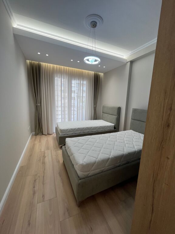 Shitet,Apartament 2+1+1 ,Unaza e Re , Prane bar Artistit