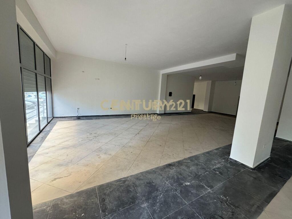 AMBIENT KOMERCIAL ME QIRA NE LUNGOMARE-VIJE E DYTE, VLORE!