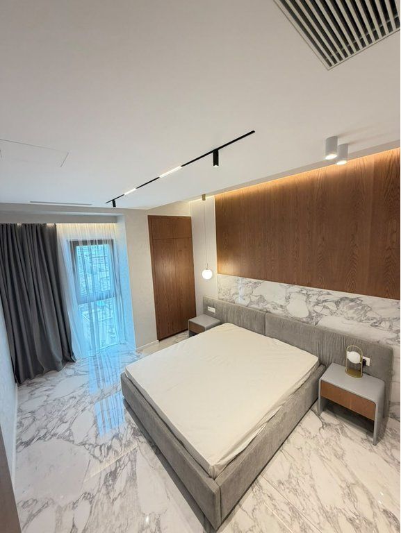 Jepet me Qira Duplex Luksoz në "Square 21" me Verandë Panoramike dhe Parkim Privat
