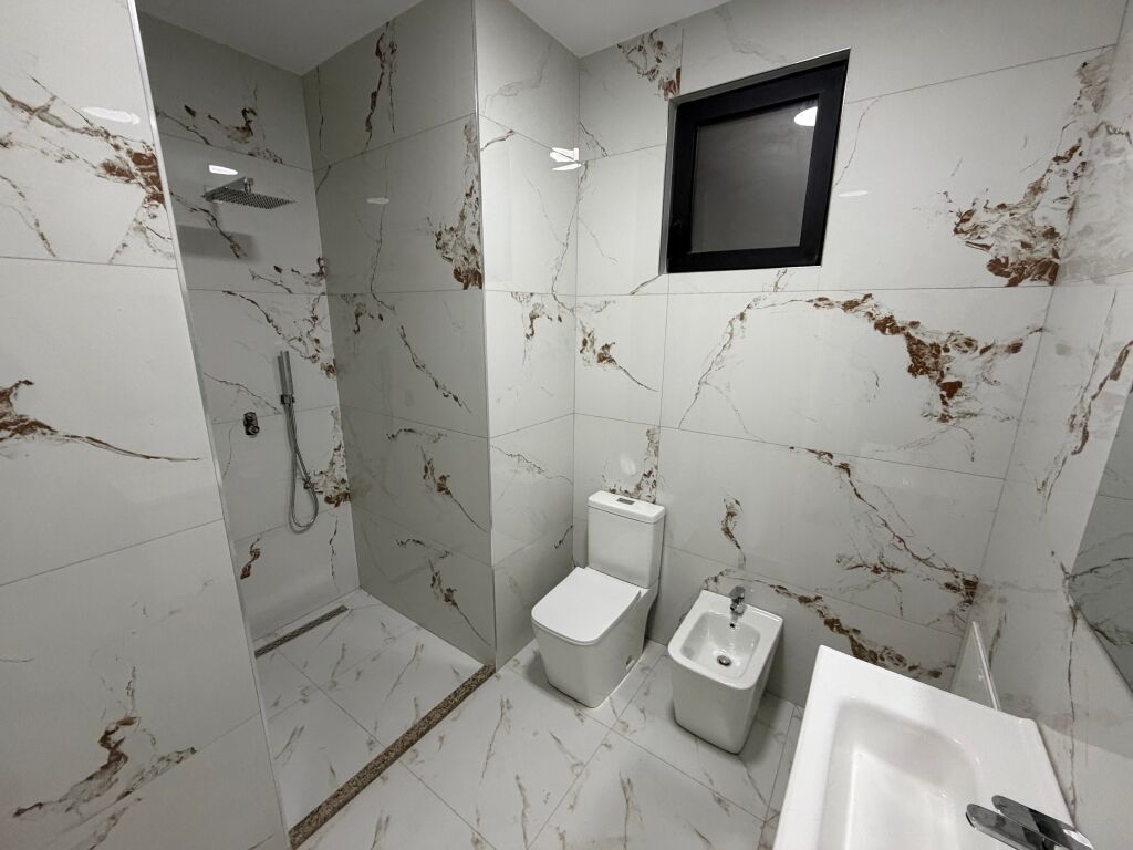 🏡 Vendesi Appartamento Super  appartamento  2+1 📍 Via Hamdi Garunja, Lago Secco (non zona montuosa)   💶 Prezzo: 255 Milioni di Lek