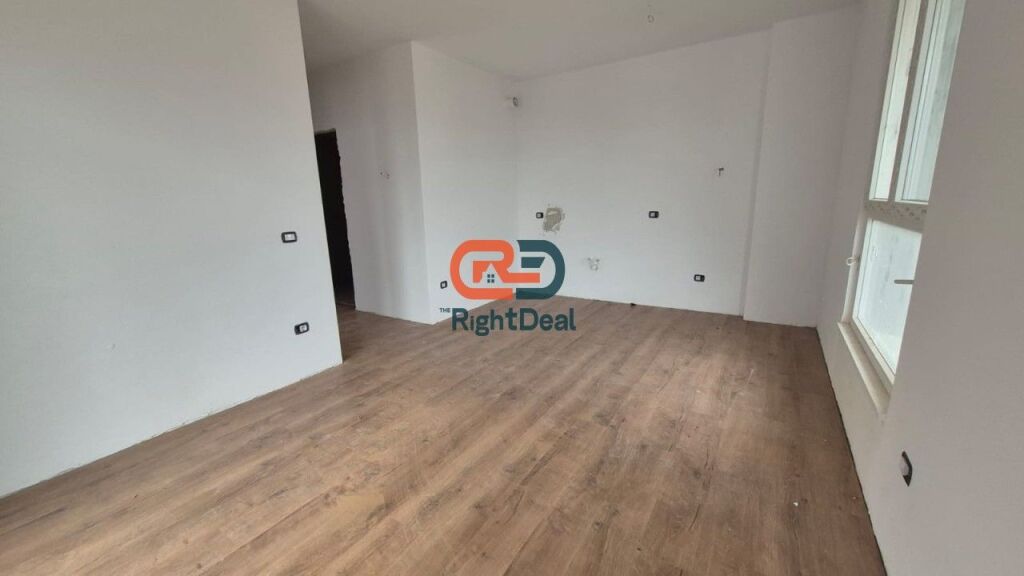 Tek Univers City, Shitet Apartament 2+1 Me Planimetri Te Rregullt Dhe Me Drite!!!
