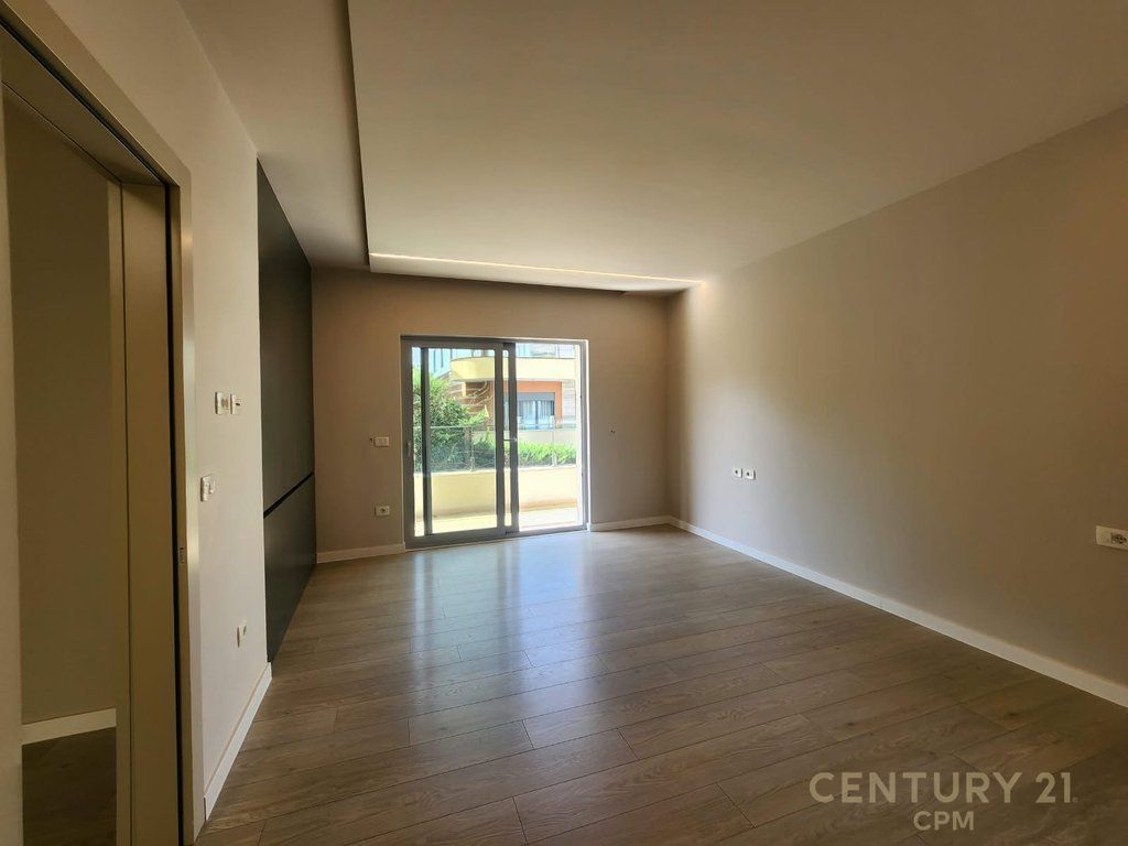 Duplex 3+3+1+PARCHEGGIO in Affitto vicino al Lago Secco, Tirana - 2000€ | 200 m²
