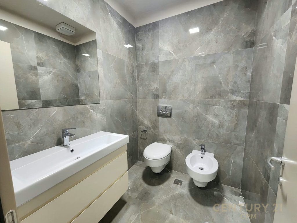 Duplex 3+3+1+PARCHEGGIO in Affitto vicino al Lago Secco, Tirana - 2000€ | 200 m²
