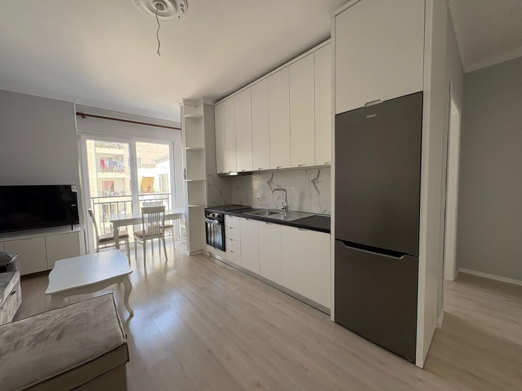 Vendesi appartamento 1+1 a Yzberisht, edifici Cabej, Misto Mame, Astir, Kashar.