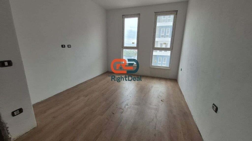 Tek Univers City, Shitet Apartament 2+1 Me Planimetri Te Rregullt Dhe Me Drite!!!