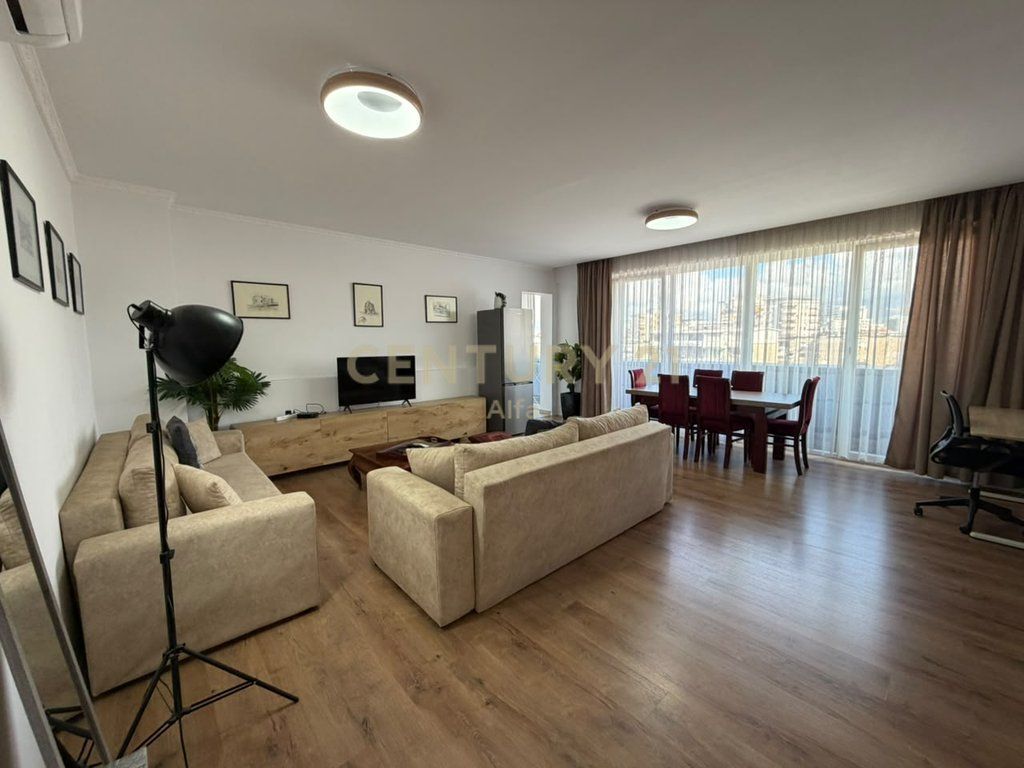 Apartament 1+1 per qira, modern dhe i mobiluar në qendër të Tiranës