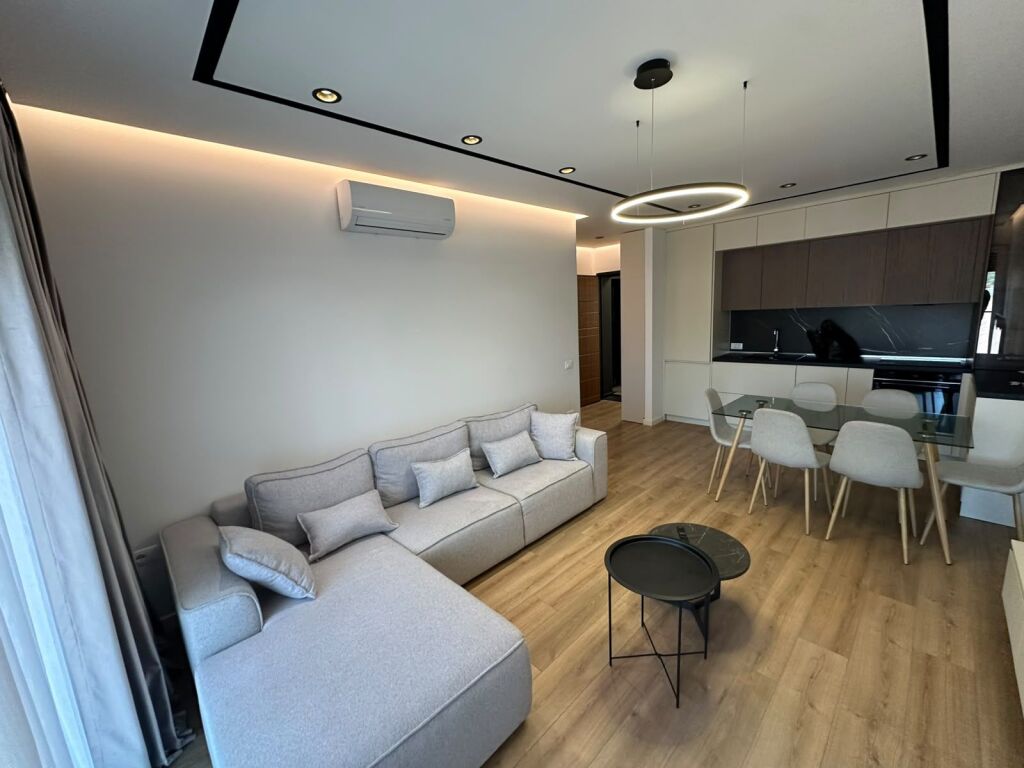1+1 Apartment, Paris Commune