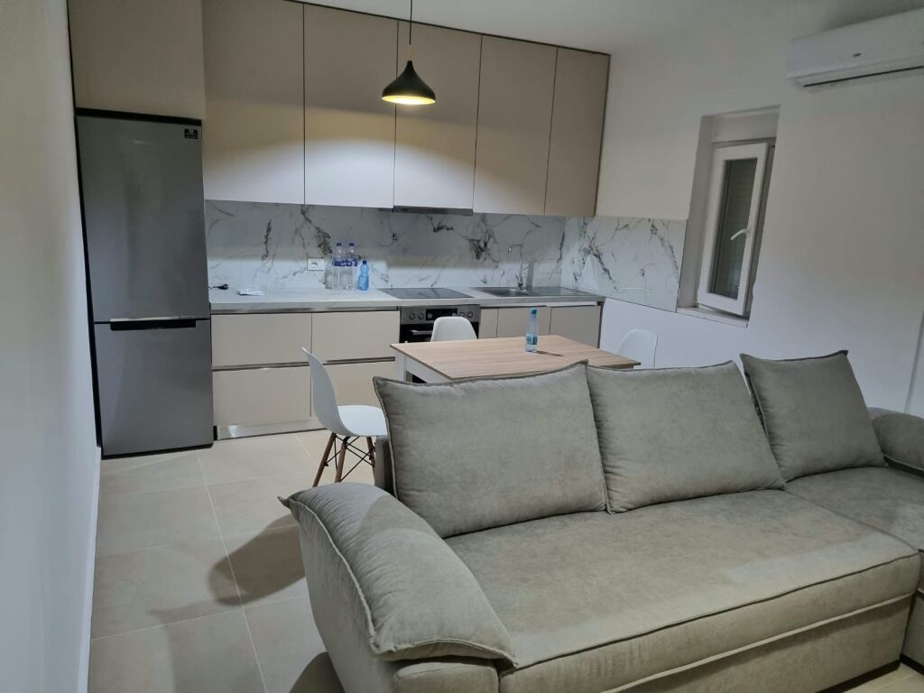🏢Ali Demit, vicino alla scuola “Kushtrimi i Lirise”, appartamento 2+1 in affitto, parzialmente arredato, 50.000 lek
