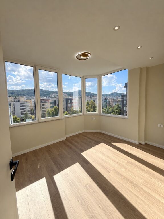 Shitet apartament 1+1 tek Komuna e Parisit