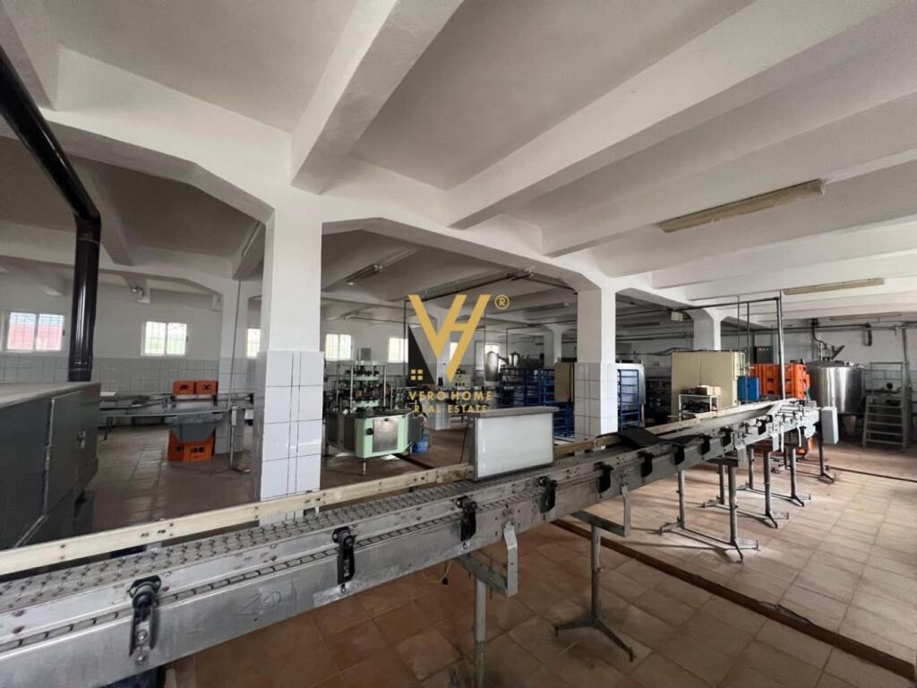 EDIFICIO DI TRE PIANI DI 1.200 M2 IN AFFITTO A LANABREGAS 2.700 EURO