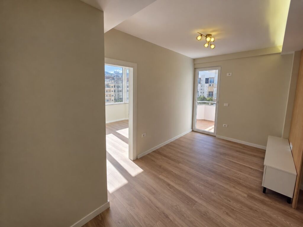 Shitet apartament 1+1 tek Komuna e Parisit