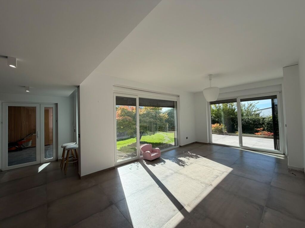 Vile 3 Kateshe per qira tek Long Hill Residence prane TEG.