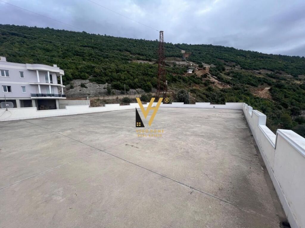 VENDESI EDIFICIO DI TRE PIANI 1.200 M2 A SHKOZE 520.000 EURO