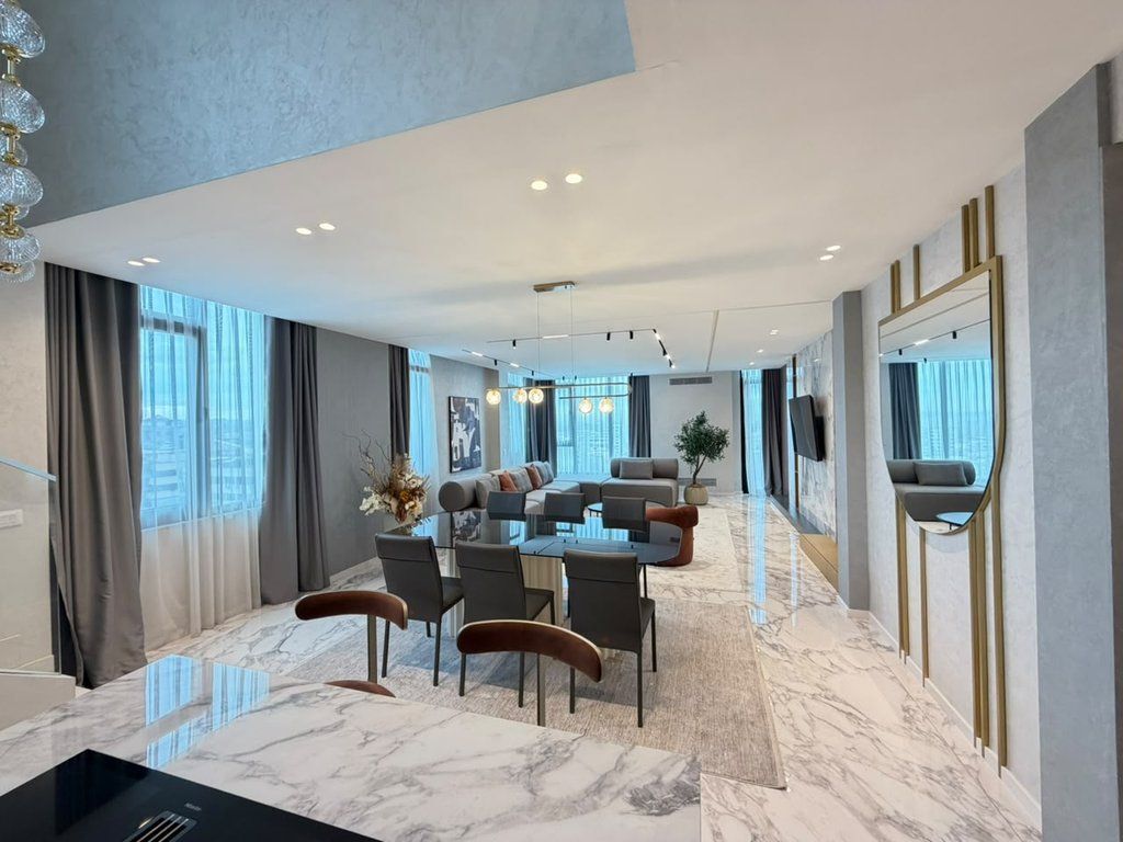 Jepet me Qira Duplex Luksoz në "Square 21" me Verandë Panoramike dhe Parkim Privat