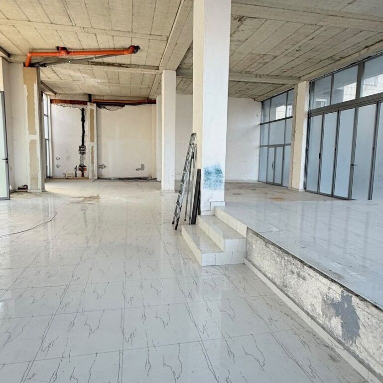 🏢 SHITET AMBIENT KOMERCIAL | PRANË LAKE VIEW, LIQENI