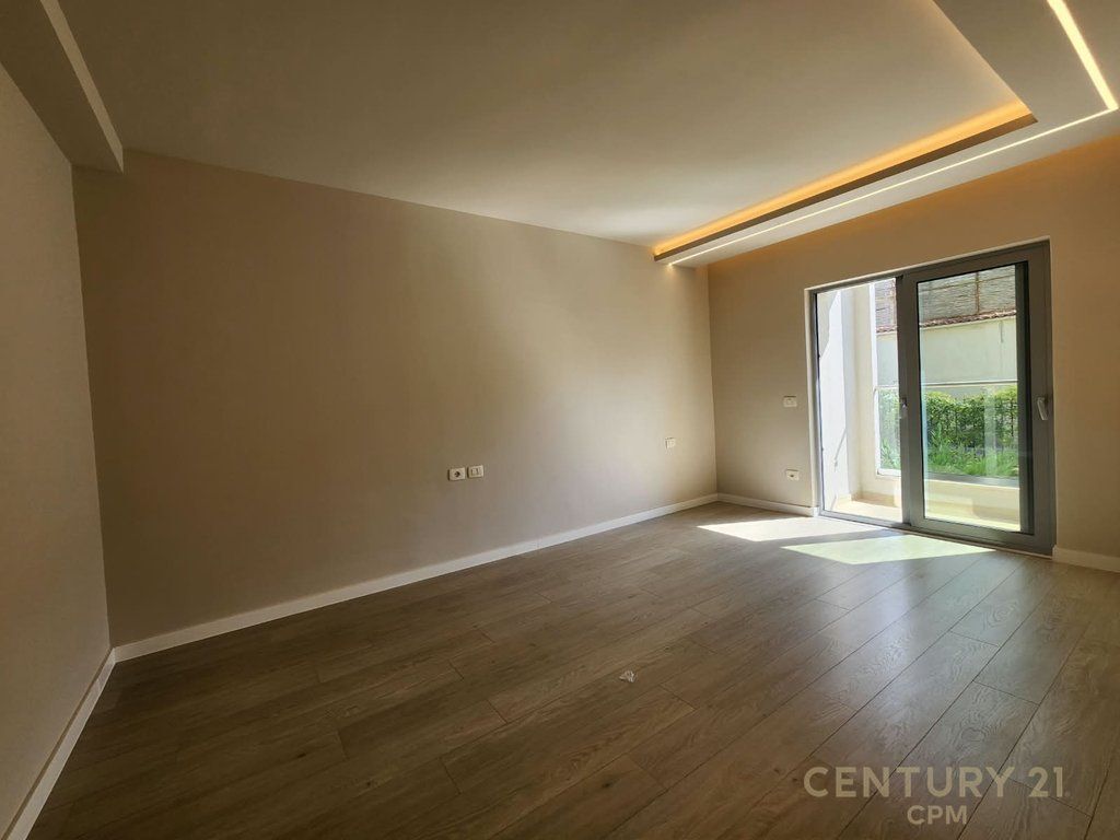 Duplex 3+3+1+PARCHEGGIO in Affitto vicino al Lago Secco, Tirana - 2000€ | 200 m²