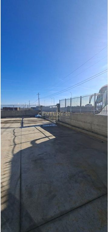 🏭 KAPANON INDUSTRIAL ME QIRA – SEKTORI RINIA, DURRËS 3500€