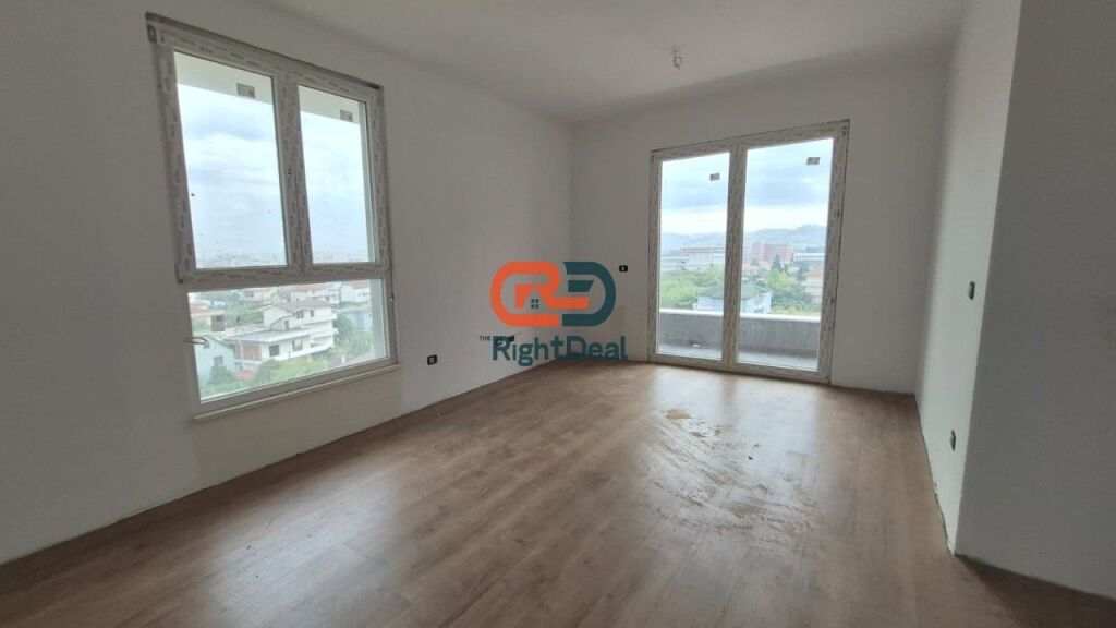 Tek Univers City, Shitet Apartament 2+1 Me Planimetri Te Rregullt Dhe Me Drite!!!