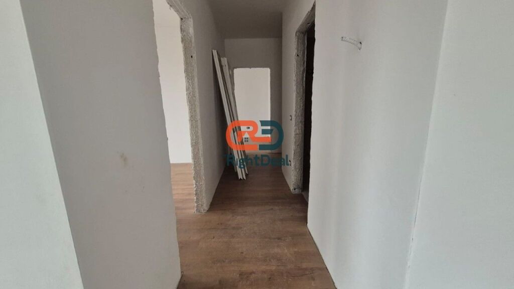 Tek Univers City, Shitet Apartament 2+1 Me Planimetri Te Rregullt Dhe Me Drite!!!